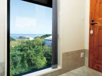Chulax Okinawa Yomitan【Designer Condominium Hotel】 - غرفة مطلة على الجبل
