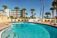 Days Inn by Wyndham Cocoa Beach Port Canaveral - Pool