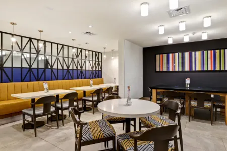 Holiday Inn Express Whitby Oshawa Отели в г. Уитби