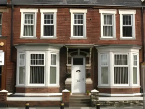 Athol House Hotels near Sandhaven Beach