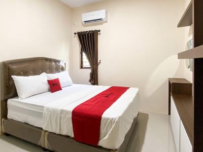 RedDoorz Near Batu Ampar Harbour