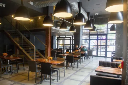 Ameritania at Times Square Отели рядом с достопримечательностью «Студия 54»