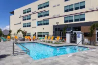 Aloft Glendale at Westgate - Rooftop Pools