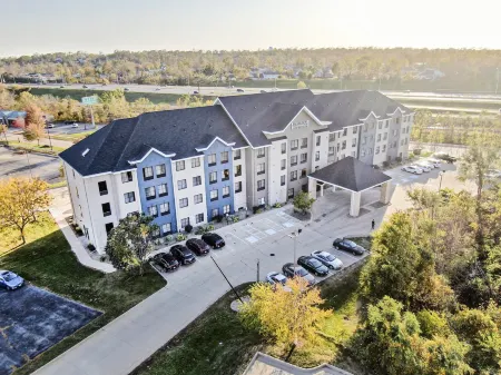 Staybridge Suites Cedar Rapids North Отели рядом с достопримечательностью «Айламик Сентер оф Сидар-Рапидс»