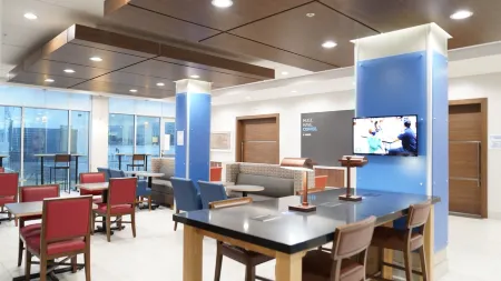 Holiday Inn Express & Suites Dallas Market Ctr - Love Field
