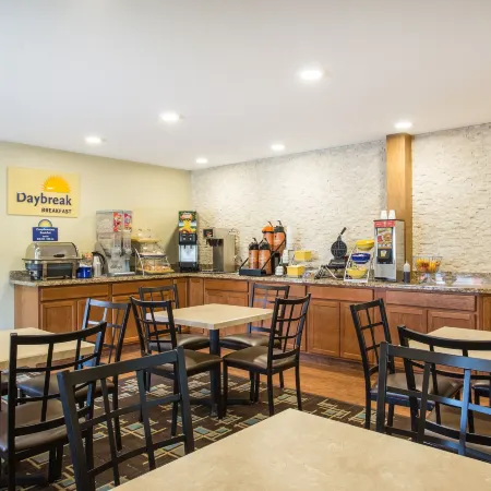 Days Inn by Wyndham Evansdale Waterloo