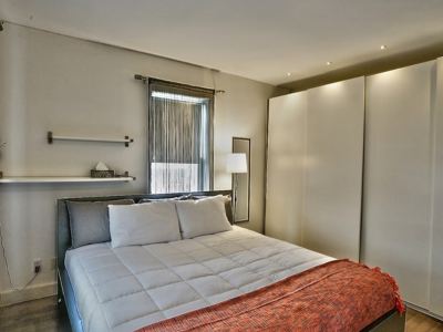 Downtown Sherby - Central, Parking, King Bed, Sleeps 3