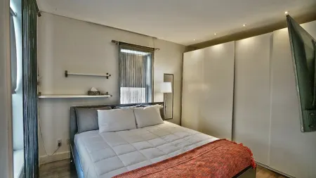 Downtown Sherby - Central, Parking, King Bed, Sleeps 3 Отели в г. Шербрук