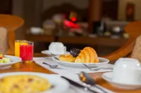 The Hotel @ Tharabar Gate - breakfast