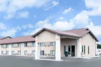 Super 8 by Wyndham Huron Hotels in Huron