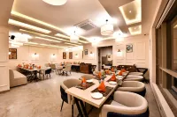 Click Collection Grand Gateway Varanasi Hotels in Kurhua