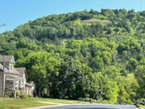 Entire cozy Rollingstone apt in Mississippi Valley, just 10 min from Winona!