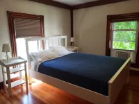 Historic Downtown House. Unscented Products and Sustainability Practices. Hotels in Northampton