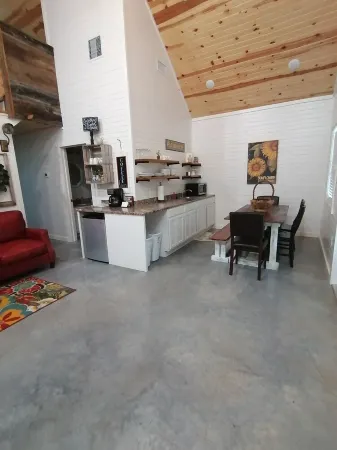 Knotty Squirrel Unit 4 Multibedroom Suite Отели в г. Маунтин-Вью