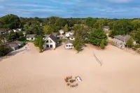 #1 Thomas' Parkside Cottages, 4Br Lake Huron Beachfront w/ Balcony Views