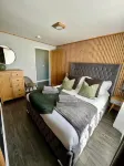 Luxury lodge with hot tub at foot of South Downs, near beach Ferring West Sussex