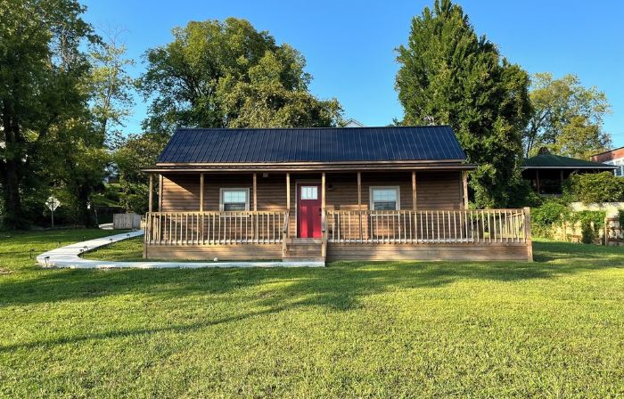 Lillie's Pad -Cozy 2-bedroom cabin- 20 miles from Natural Bridge in Beattyville.