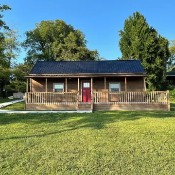 Lillie's Pad -Cozy 2-bedroom cabin- 20 miles from Natural Bridge in Beattyville.