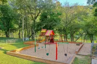 Stay & Play Golf Package, 2 Pools and Hot Tub, Great Views, Near Lakes