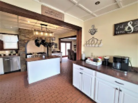 Charming Farmhouse in the Orchards near Lake Mich!