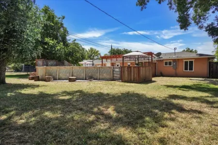 Secluded Home with RV Parking Space Entertainer’s  Welcome…