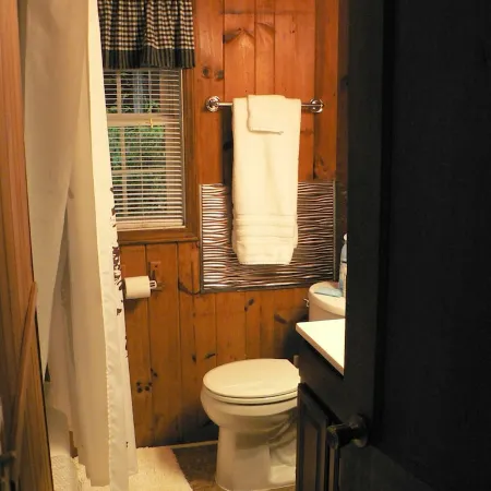 Three Cub Cottage in historic Flat Rock