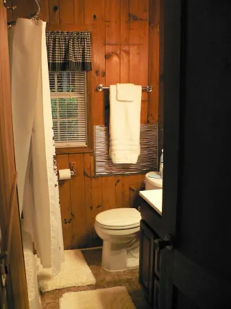 Three Cub Cottage in historic Flat Rock