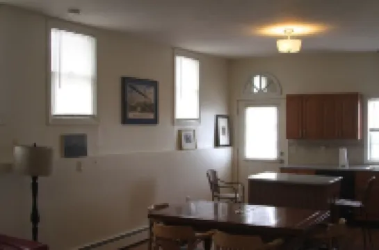 Historic Downtown Bristol Apartment