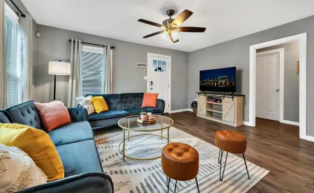 The Waco Charmer: Close to all the attractions!