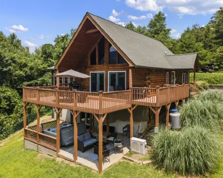 Beautiful cabin with mountain views, hot tub, game room. 1 mile to Lake Lure 雷克路爾酒店