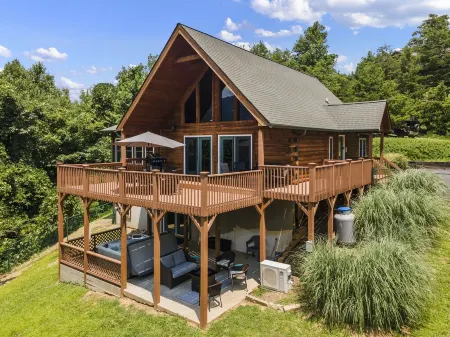 Beautiful cabin with mountain views, hot tub, game room. 1 mile to Lake Lure