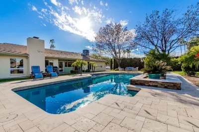 Resort Backyard w/Private Pool- Spacious Home close to Stadium & Spring Training Desert Glen Shopping Center附近的飯店