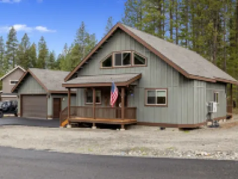 Snowshoe Inn - King Master - Hot Tub - Fire Pit - Trails - Community Pool Hotels in Ronald