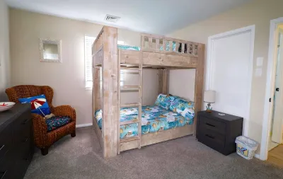 2BR 1.5BA Top Floor Condo with Tesla/EV Charger Brigantine Отели рядом с достопримечательностью «Парк Шарк»