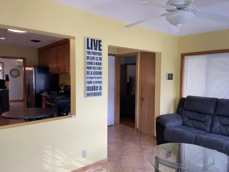 Cozy Home in Victory Pkwy! Отели в г. Хеннепин