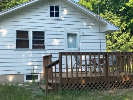 Charming 2-bedroom cottage in Fish Creek with AC, heat, WiFi