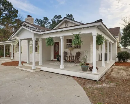 Stunning Lake Moultrie Estate on Deep Water โรงแรมในBerkeley County