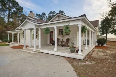 Stunning Lake Moultrie Estate on Deep Water Отели в г. Berkeley County