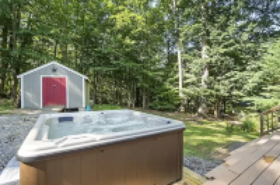 Cozy cottage with private HOT TUB, lake access, Gunstock mountain & fire pit Hotels in Gilmanton