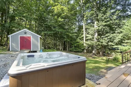 Cozy cottage with private HOT TUB, lake access, Gunstock mountain & fire pit