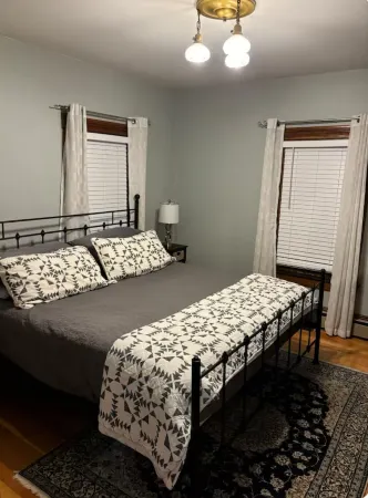 Updated Village Victorian on Ski Shuttle, walk to all amenties in town!