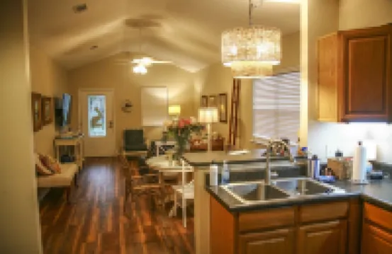 Cheerful 2 BR Bungalow Downtown Ocean Springs