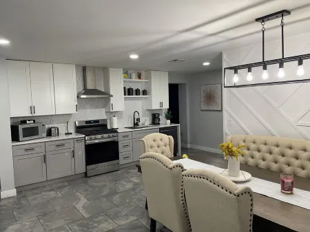 King size bed and 7 min away from Cielo Vista, El Paso's airport and Fort Bliss!