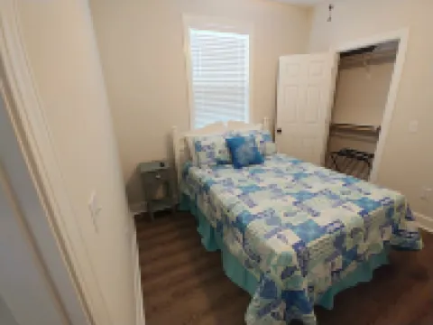 1 mile from Parris Island! Close to beaches, restaurants and shopping.. Sleeps 8