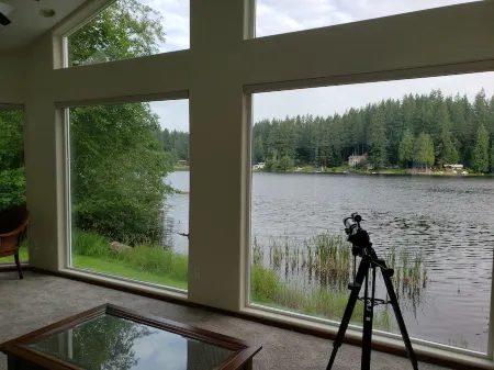 Lovely Lake Crabapple Lakefront Home Отели в г. Лейк Гудвин