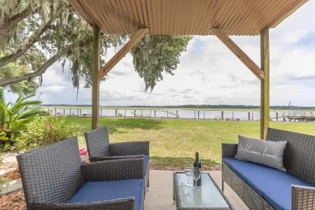 Beaufort's Blue Heron Hideaway on Battery Creek Отели рядом с достопримечательностью «Парк Лайв Окс»