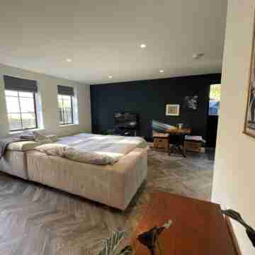 Nestled in a grand private estate, near woodlands, easy access London Rooms