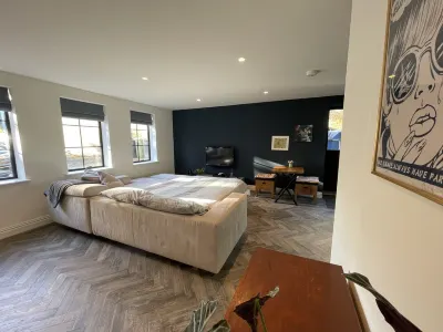 Nestled in a grand private estate, near woodlands, easy access London Hotels near Kingston Business School