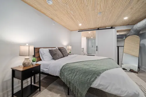 Urban Oasis DT Apartment Loft l Gym+Rooftop+Parking! Sleeps 4