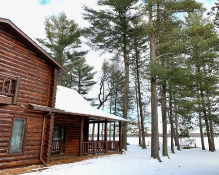 Outdoor Enthusiast Lakefront Cabin Sleeps 16 デューハーストのホテル